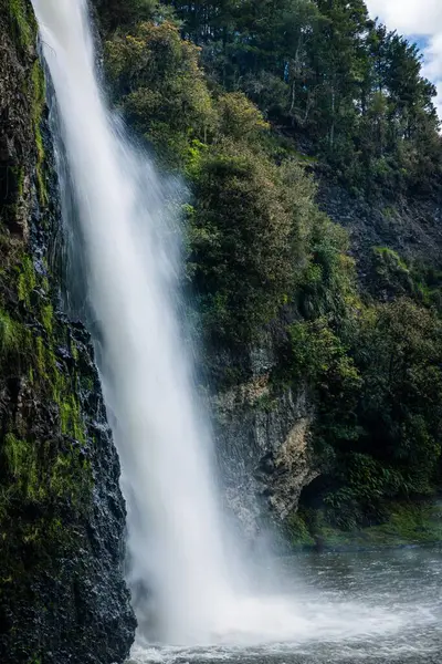 Krásná Scenérie Mocného Vodopádu Který Protéká Útesem Řeky Zeleném Lese — Stock fotografie
