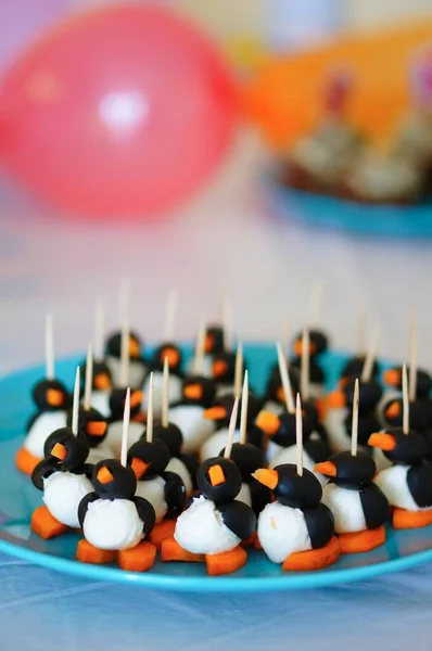 Beaucoup Collations Pingouin Faites Avec Fromage Mozzarella Des Carottes Pour — Photo