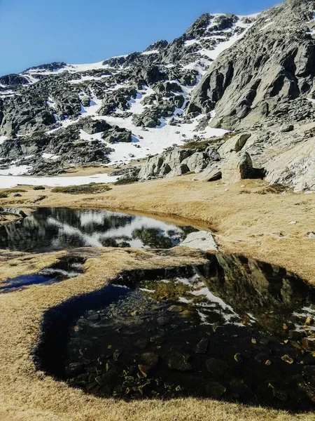 Pandangan Yang Memesona Tentang Air Mencerminkan Sekitarnya Pegunungan Penalara Spanyol — Stok Foto