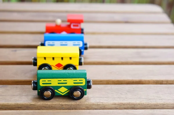 Tiro Close Carros Brinquedo Coloridos Uma Superfície Madeira — Fotografia de Stock
