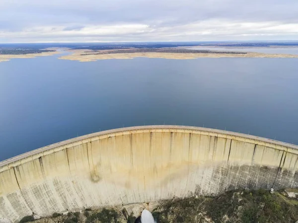 Een Brede Hoek Opname Van Een Water Dam Onder Een — Stockfoto