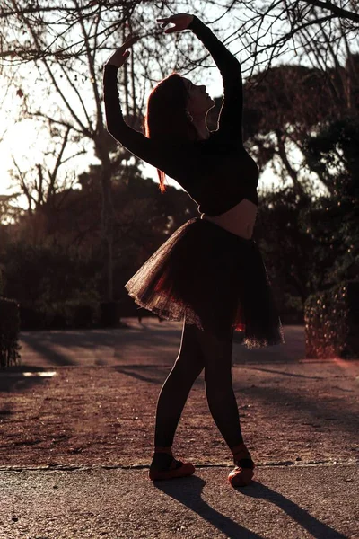 Uma Silhueta Uma Bailarina Graciosamente Dançando Parque Com Árvores Fundo — Fotografia de Stock