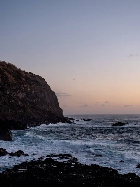 Una Foto Mattutina Una Riva Costiera Con Sfondo Nebbioso — Foto Stock