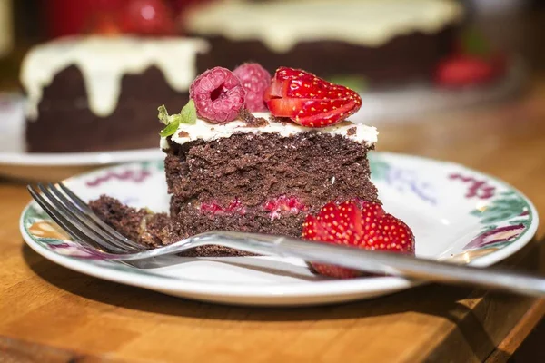 Крупним Планом Шматок Шоколадного Торта Ягодами Тарілці — стокове фото