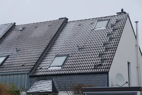 Toit Une Maison Moderne Avec Des Fenêtres Sous Ciel Nuageux — Photo