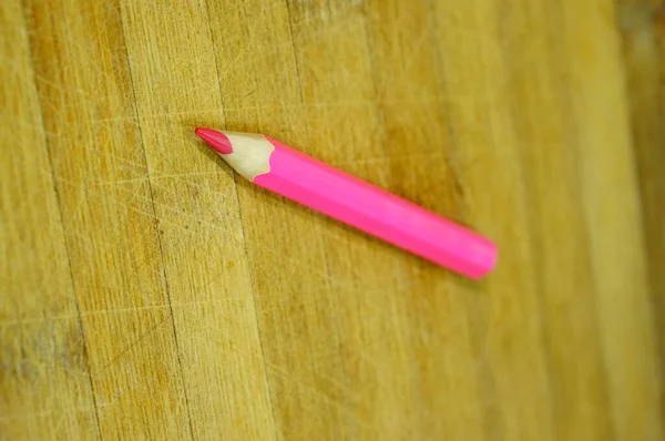 Eine Vertikale Nahaufnahme Eines Rosafarbenen Zeichenstifts Auf Einer Holzoberfläche — Stockfoto