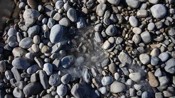 太陽の下で氷の上の石の高い角度のビュー 背景や壁紙のために素晴らしい — ストック写真