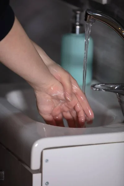 Una Persona Lavándose Las Manos Con Jabón Fregadero — Foto de Stock