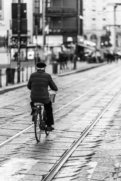 Graustufenaufnahme Einer Person Die Mit Verschwommenem Hintergrund Auf Der Straße — Stockfoto