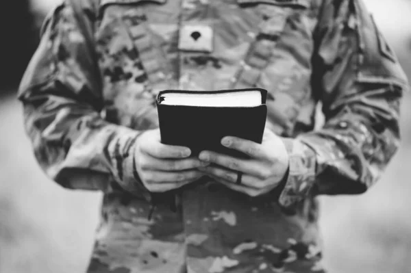 Een Grijsschaal Opname Van Een Jonge Soldaat Die Een Bijbel — Stockfoto