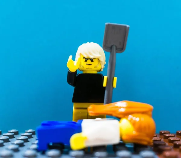 Poznan Polsko Prosince 2019 Lego Muž Lopatou Zavraždil Ženu — Stock fotografie