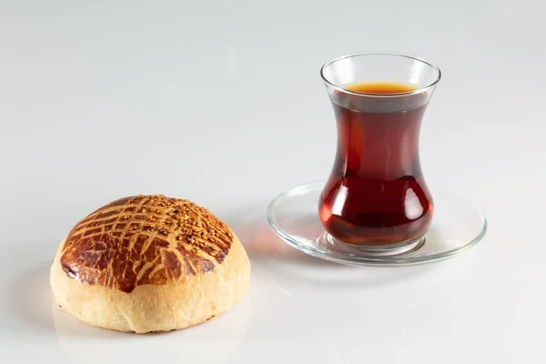 Una Taza Bollo Dulce Casero Recién Horneado Una Superficie Blanca — Foto de Stock