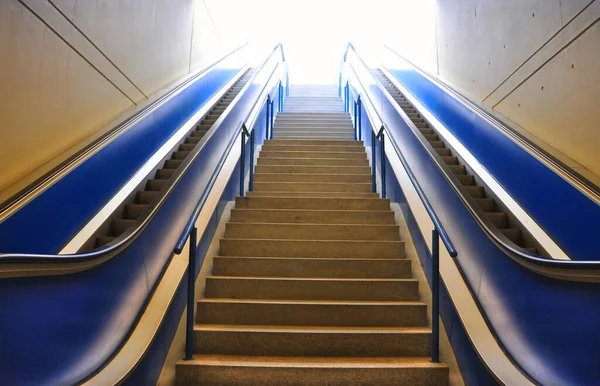 Una Escalera Dos Escaleras Mecánicas Bajo Las Luces Edificio —  Fotos de Stock