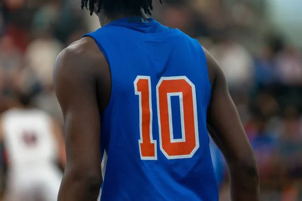 Um jogador de basquete com a palavra basquete nas costas.