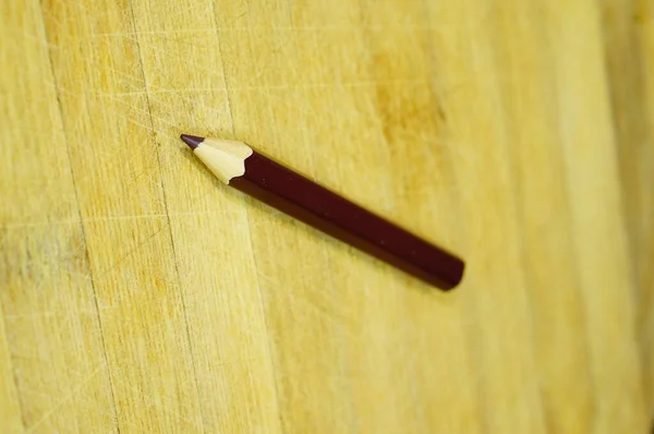 Tiro Close Vertical Lápis Desenho Marrom Uma Superfície Madeira — Fotografia de Stock