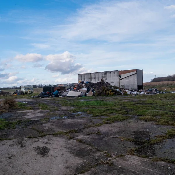 Lote Abandonado Com Uma Pilha Lixo Queimado Móveis Descartados Velho — Fotografia de Stock