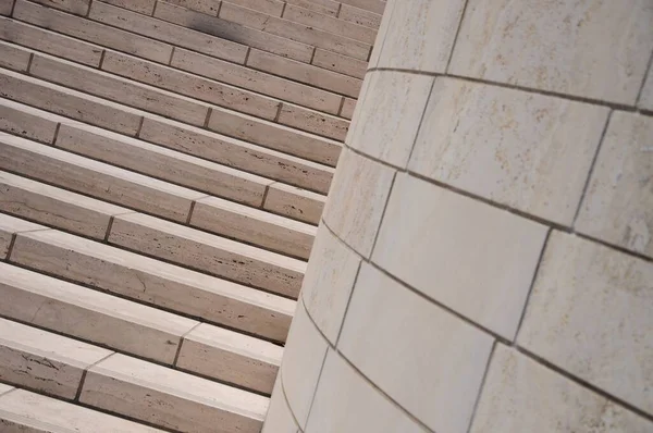 Plano Ángulo Holandés Una Pared Ladrillo Blanco Con Escaleras — Foto de Stock