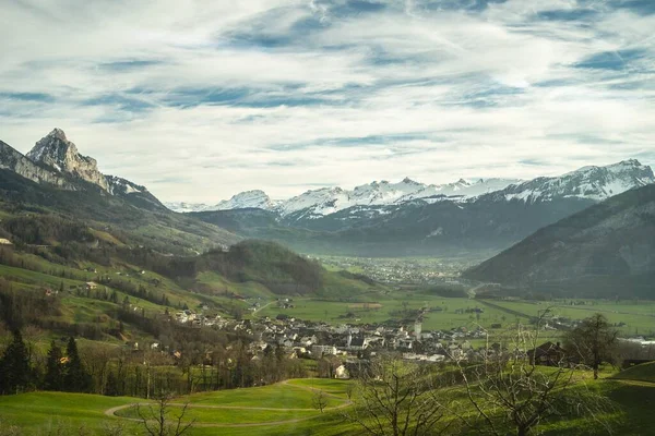 Ein Dorf Einem Schönen Tal Mit Schneebedeckten Bergen Hintergrund — Stockfoto