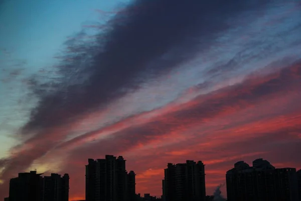 Silhueta Horizonte Cidade Contra Céu Colorido Por Sol — Fotografia de Stock
