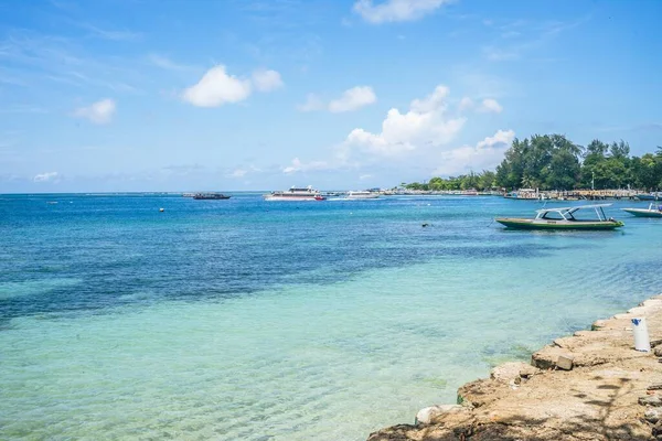 Ein Panoramabild Eines Schönen Blauen Strandes Mit Touristenbooten — Stockfoto