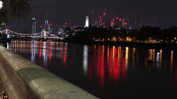 Szerokie Ujęcie Świecącego Mostu Alberta Londynie Pięknymi Światłami Budynków Nocy — Zdjęcie stockowe