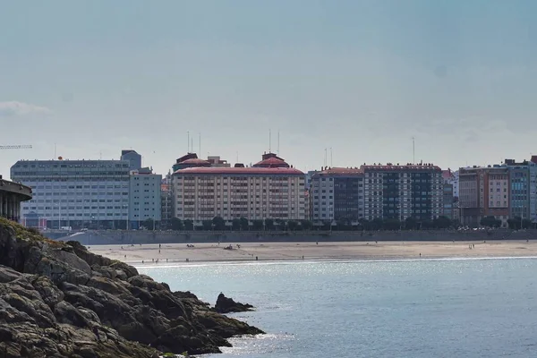 Skály Břehu Moře Coruna Galicie Španělsko Budovy Pozadí — Stock fotografie