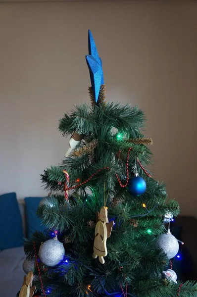 Tiro Vertical Uma Estrela Azul Topo Árvore — Fotografia de Stock