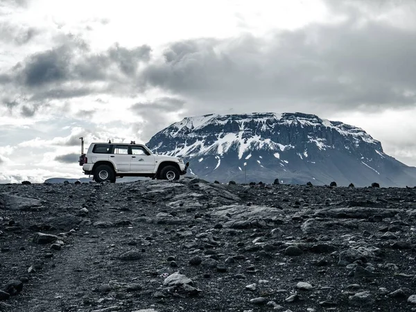 4X4 Blanc Hors Route Sur Terrain Accidenté Face Une Montagne — Photo