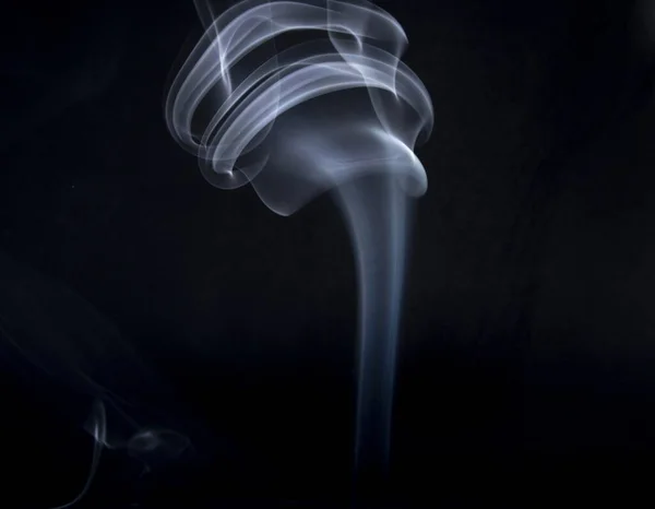 Tiro Perto Fumaça Branca Gira Contra Fundo Preto — Fotografia de Stock