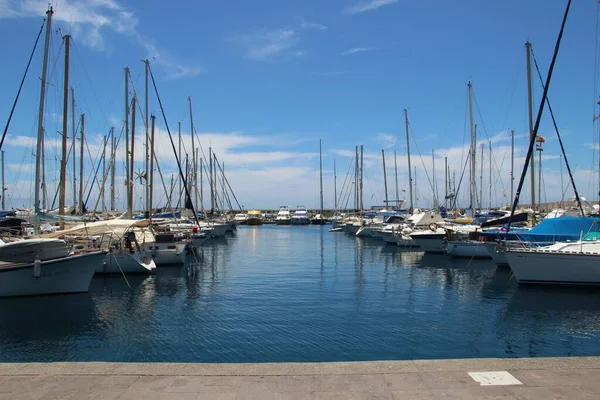 Barche Private Parcheggiate Nel Porto Sotto Cielo Blu Puro — Foto Stock