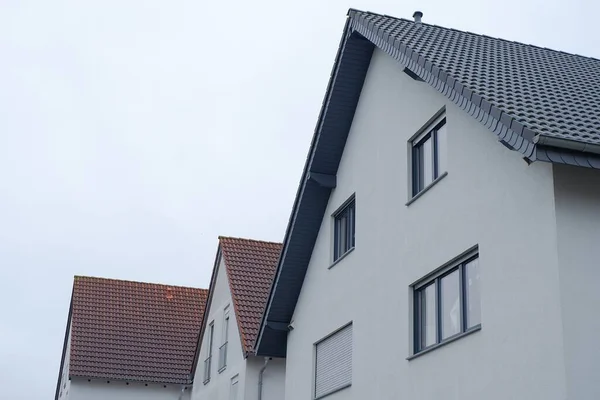 Une Vue Faible Angle Des Maisons Modernes Sous Ciel Nuageux — Photo