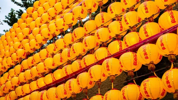 Tiro Panorâmico Linhas Belas Lanternas Papel Amarelo Com — Fotografia de Stock