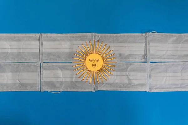 Bandeira Argentina Com Uma Máscara Rosto Branco Coronavírus Luta — Fotografia de Stock
