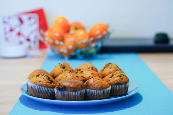 Een Close Shot Van Vers Gebakken Muffins Een Blauwe Plaat — Stockfoto