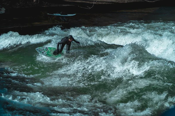 Munich Alemanha Mar 2020 Surfistas Surfam Eisbach Rio Gelado Munique — Fotografia de Stock