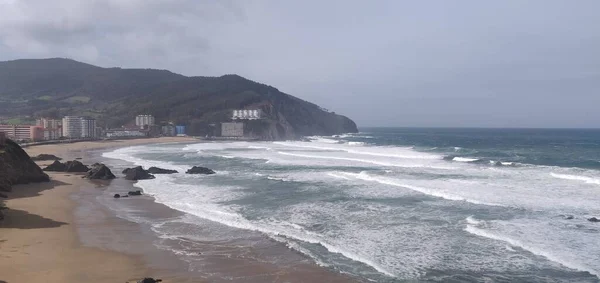 Playa Rodeada Por Mar Colinas Cubiertas Vegetación Bajo Cielo Nublado —  Fotos de Stock