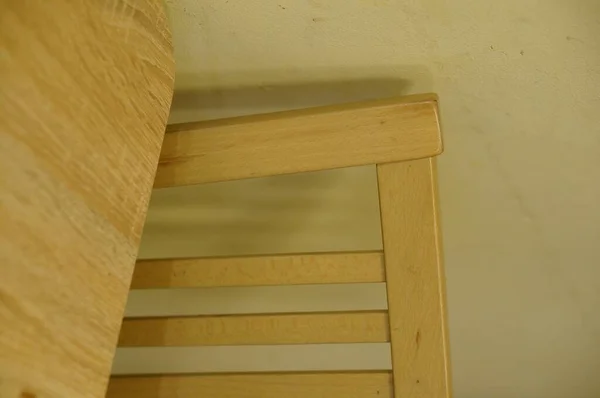 Tiro Close Vertical Parte Trás Uma Cadeira Madeira — Fotografia de Stock