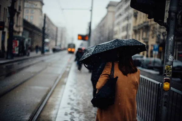Ein Verschneiter Tag Der Stadt Mit Einer Dame Mantel Unter — Stockfoto