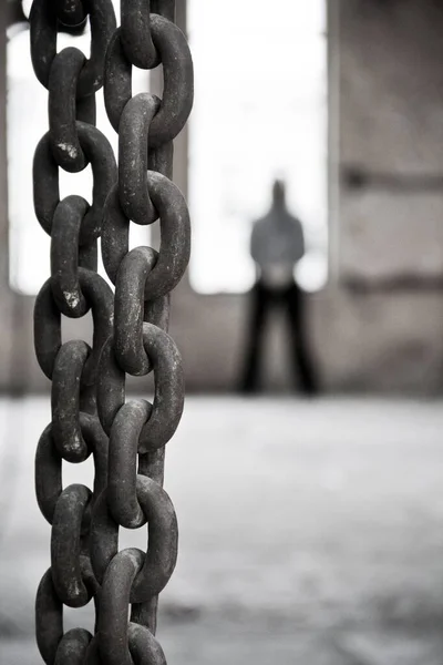 Vertical Closeup Chain Person Standing Blurry Background — Stock Photo, Image