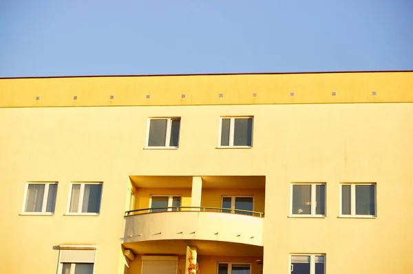 Tiro Ângulo Baixo Edifício Amarelo Com Muitas Janelas Uma Varanda — Fotografia de Stock