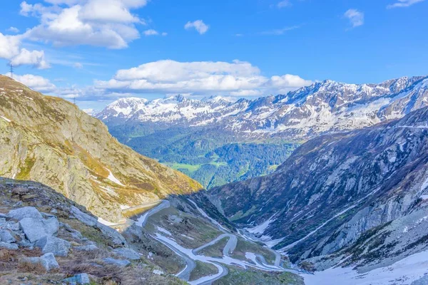 Een Landschap Van Bergen Bedekt Met Sneeuw Groen Onder Het — Stockfoto