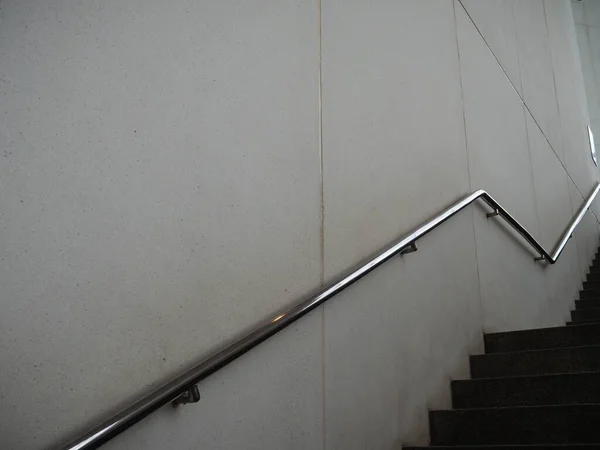 Tiro Longo Corrimão Metal Prateado Uma Parede Lado Das Escadas — Fotografia de Stock