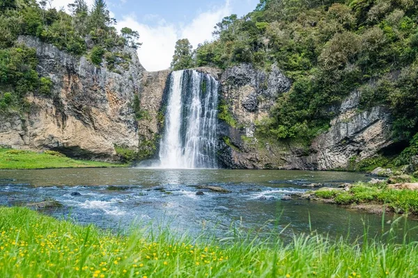 Eine Wunderschöne Landschaft Mit Einem Mächtigen Wasserfall Der Durch Eine — Stockfoto