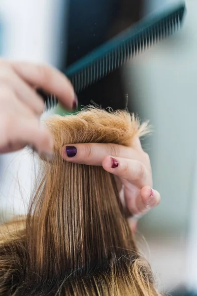 Close Vertical Cabeleireiro Cortando Cabelo Curto Uma Mulher Salão Beleza — Fotografia de Stock