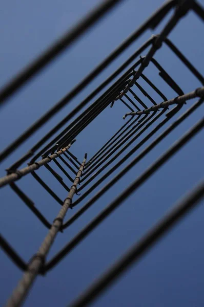 Tiro Baixo Ângulo Barras Aço Construção Com Céu Azul Claro — Fotografia de Stock