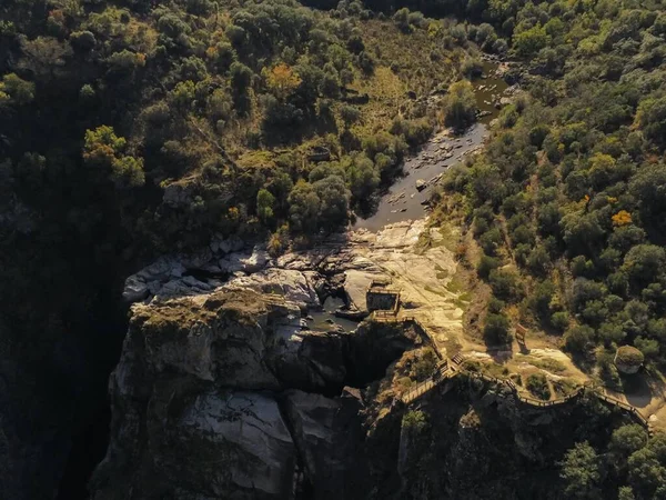 Μια Εναέρια Λήψη Ενός Βράχου Καλυμμένου Δέντρα Στο Arribes Del — Φωτογραφία Αρχείου