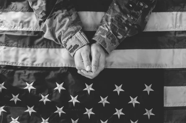 一个美国士兵举着美国国旗哀悼和祈祷的灰白镜头 — 图库照片