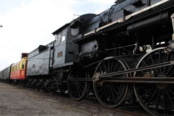 Ένα Κοντινό Πλάνο Ενός Μαύρου Τρένου Κατά Διάρκεια Της Ημέρας — Φωτογραφία Αρχείου