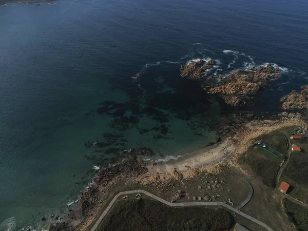 Een Antenne Opname Van Een Kustlijn Nabij Zee Arou Galicië — Stockfoto