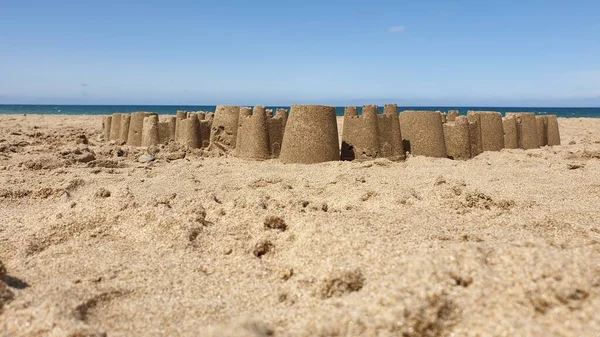 Uma Bela Foto Figuras Feitas Areia Praia — Fotografia de Stock